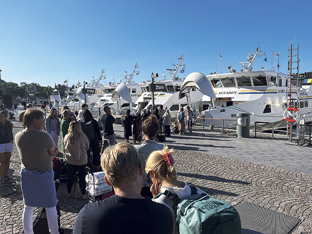 Fullsatta fartyg under högsäsong