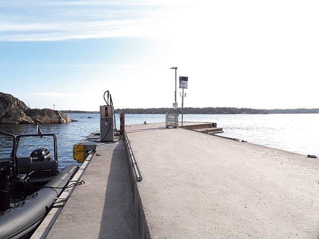 Bergs nya brygga stoppar s/s Storskär