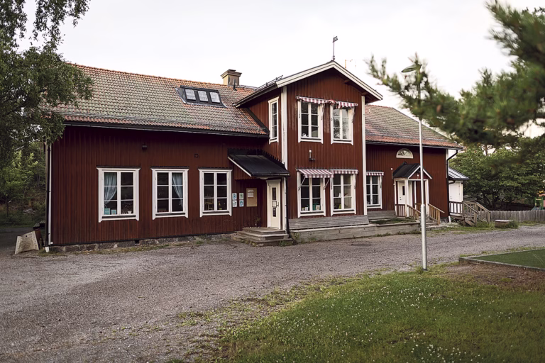 Hård debatt när ö-skolor pausas