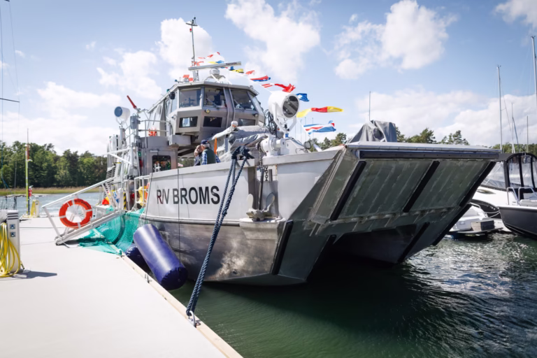 Forskningsfartyget R/V Broms döptes på Bullandö 